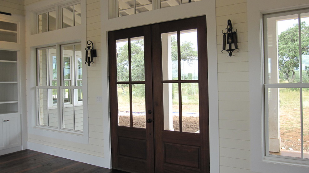 Ispirazione per una porta d'ingresso country di medie dimensioni con pareti beige, parquet scuro, una porta a due ante, una porta in legno scuro e pavimento marrone