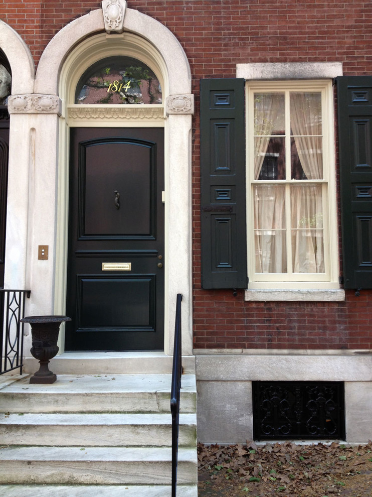 Источник вдохновения для домашнего уюта: маленькая входная дверь в классическом стиле с одностворчатой входной дверью и черной входной дверью для на участке и в саду