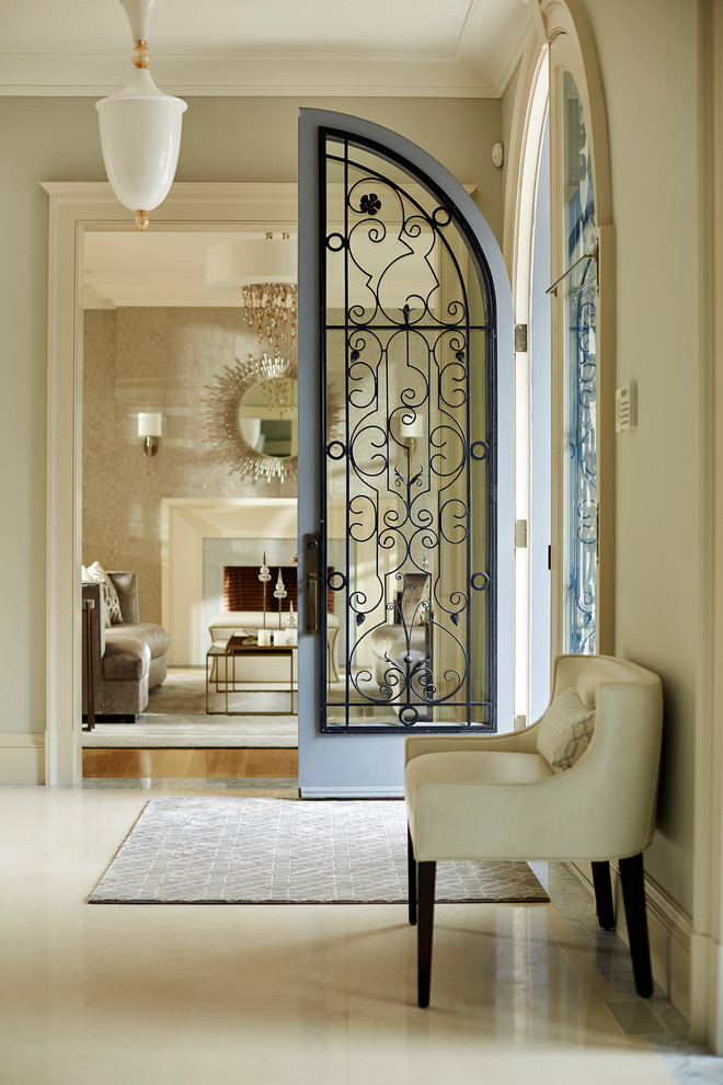 Ispirazione per un ingresso classico di medie dimensioni con una porta a due ante, una porta grigia e pavimento beige