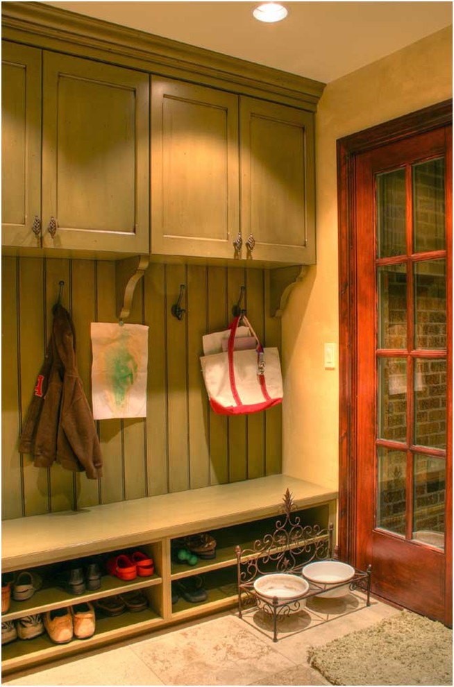 Источник вдохновения для домашнего уюта: прихожая со шкафом для обуви в классическом стиле