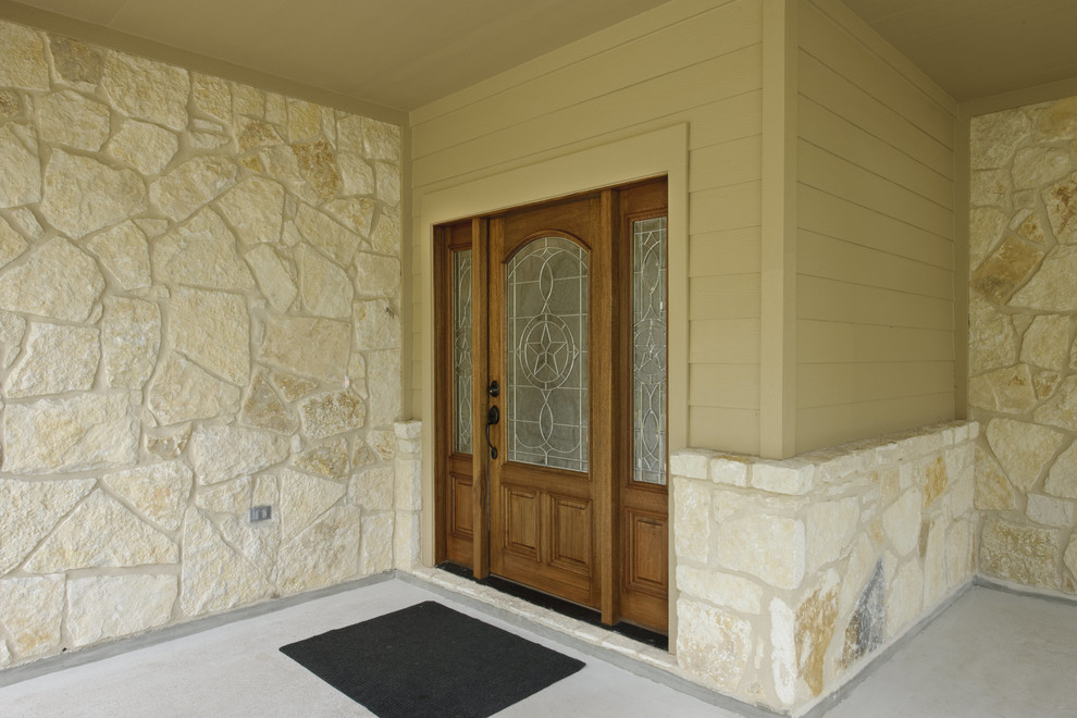 Ispirazione per una porta d'ingresso classica con pareti beige, una porta singola e una porta in legno bruno