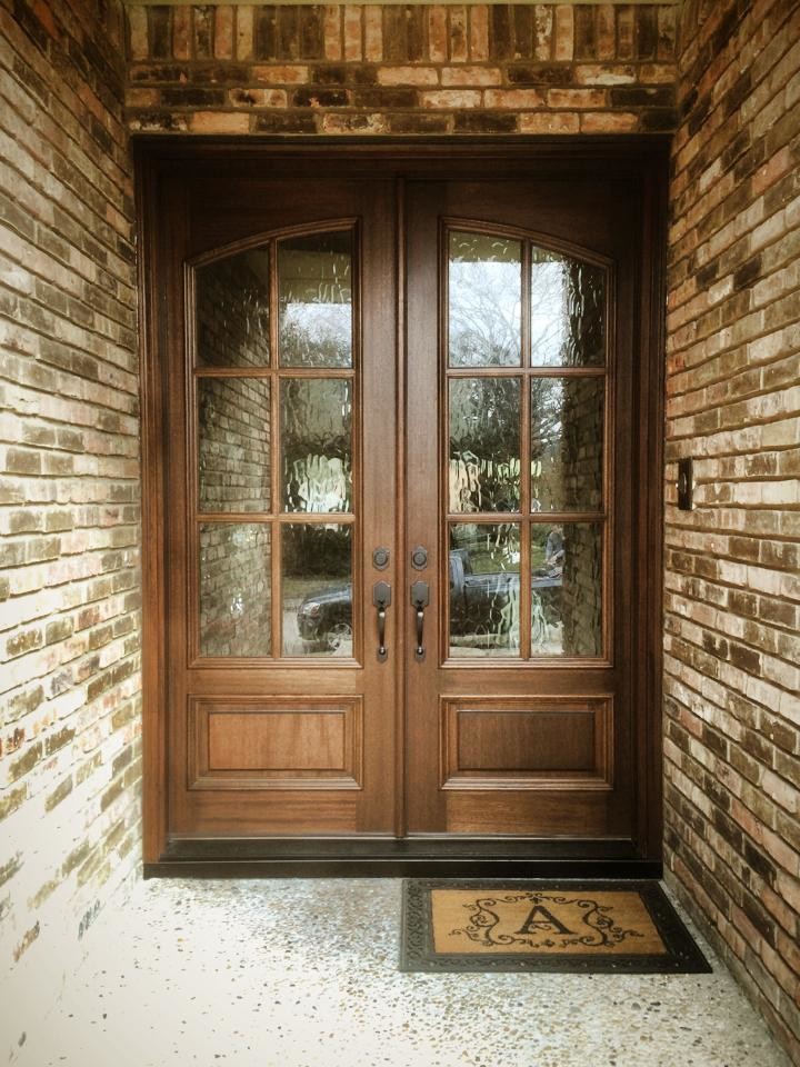 Modelo de puerta principal tradicional de tamaño medio con puerta simple y puerta de vidrio
