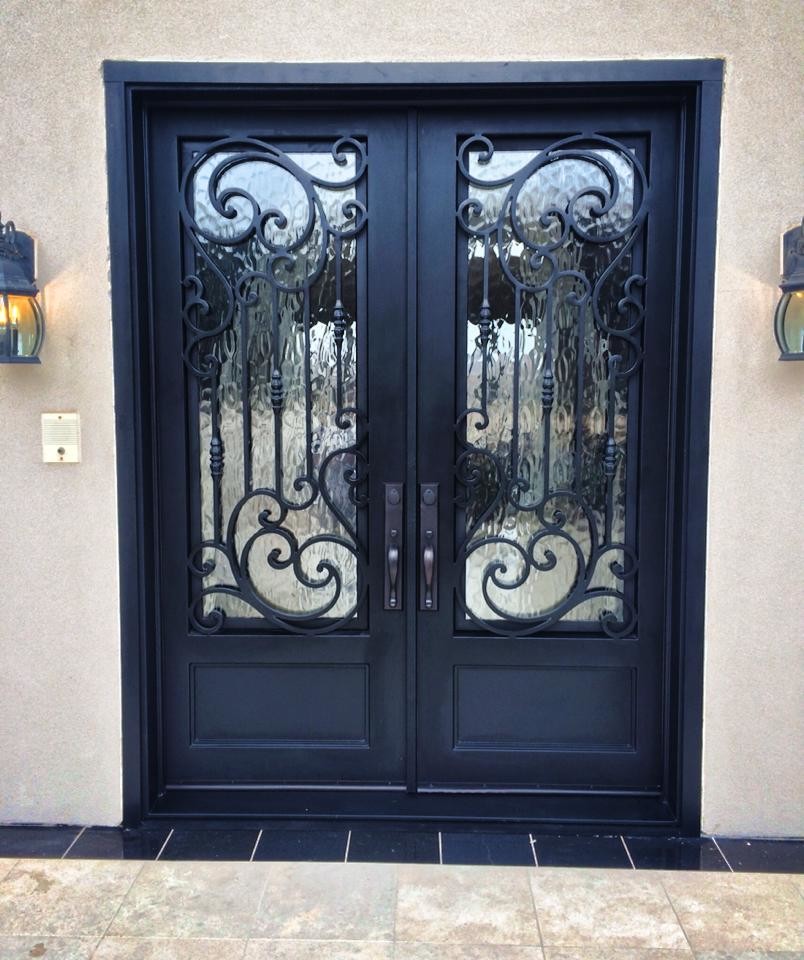 Идея дизайна: большая входная дверь в классическом стиле с двустворчатой входной дверью и металлической входной дверью
