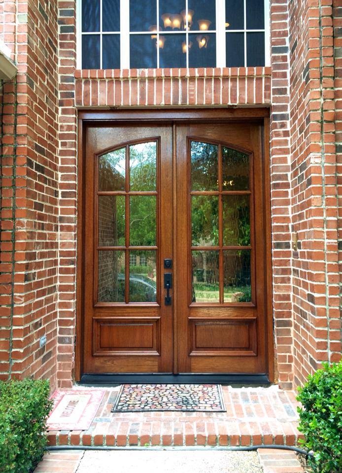 Ejemplo de puerta principal clásica grande con puerta doble y puerta de madera en tonos medios