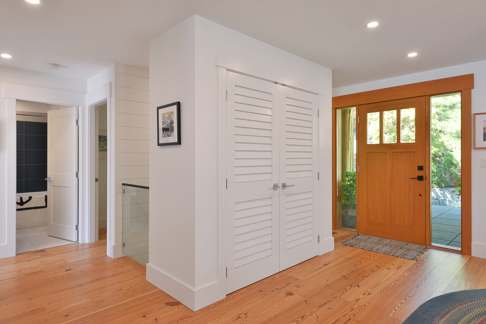 Источник вдохновения для домашнего уюта: входная дверь среднего размера в морском стиле с синими стенами, бетонным полом, одностворчатой входной дверью, входной дверью из светлого дерева, серым полом и деревянным потолком