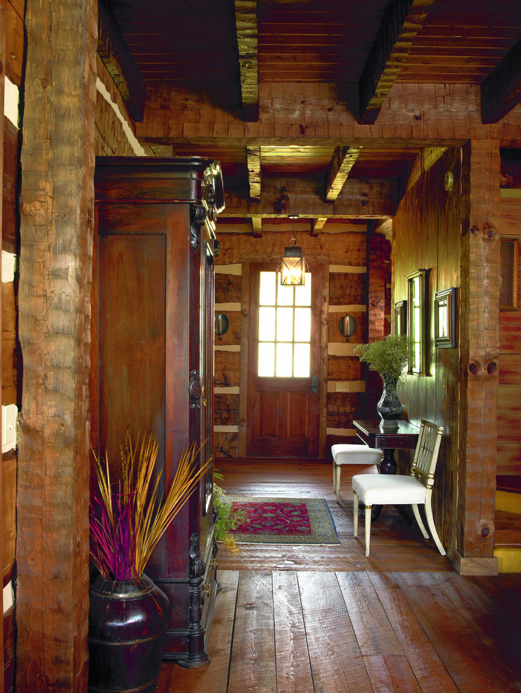 Источник вдохновения для домашнего уюта: фойе среднего размера в стиле рустика с одностворчатой входной дверью, коричневой входной дверью и темным паркетным полом