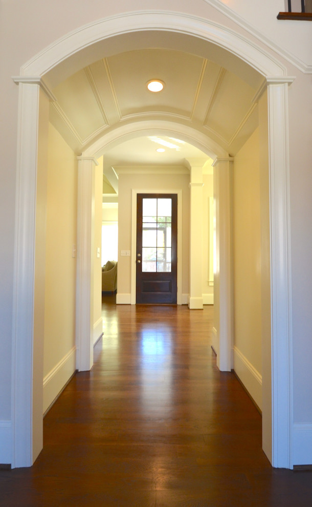 Idée de décoration pour un vestibule tradition de taille moyenne avec un mur gris, un sol en bois brun, une porte double, une porte en bois brun et un sol marron.