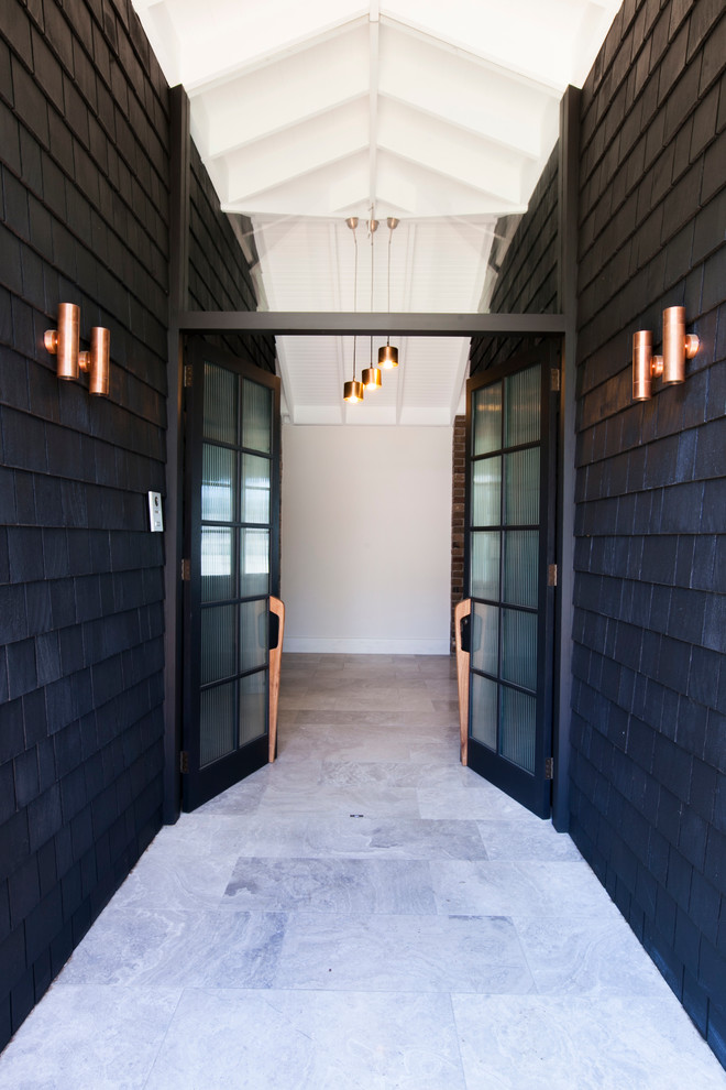 Idéer för en modern entré, med svarta väggar, kalkstensgolv, en dubbeldörr och glasdörr