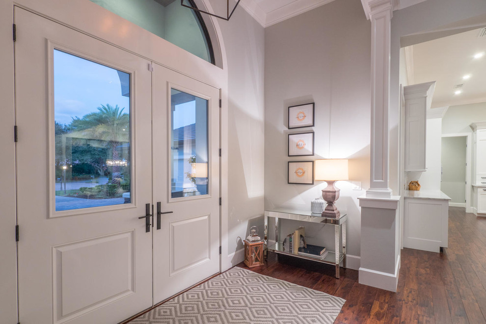 Источник вдохновения для домашнего уюта: входная дверь в морском стиле с серыми стенами, темным паркетным полом, двустворчатой входной дверью и белой входной дверью