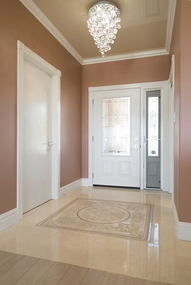 На фото: фойе среднего размера в стиле кантри с розовыми стенами, полом из керамической плитки, одностворчатой входной дверью, коричневой входной дверью и бежевым полом с