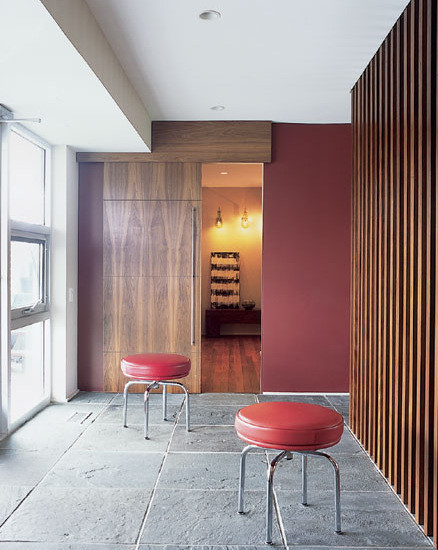 Idee per una porta d'ingresso moderna di medie dimensioni con pareti multicolore e pavimento in marmo