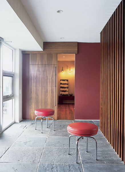 Mittelgroße Moderne Haustür mit bunten Wänden und Marmorboden in New York