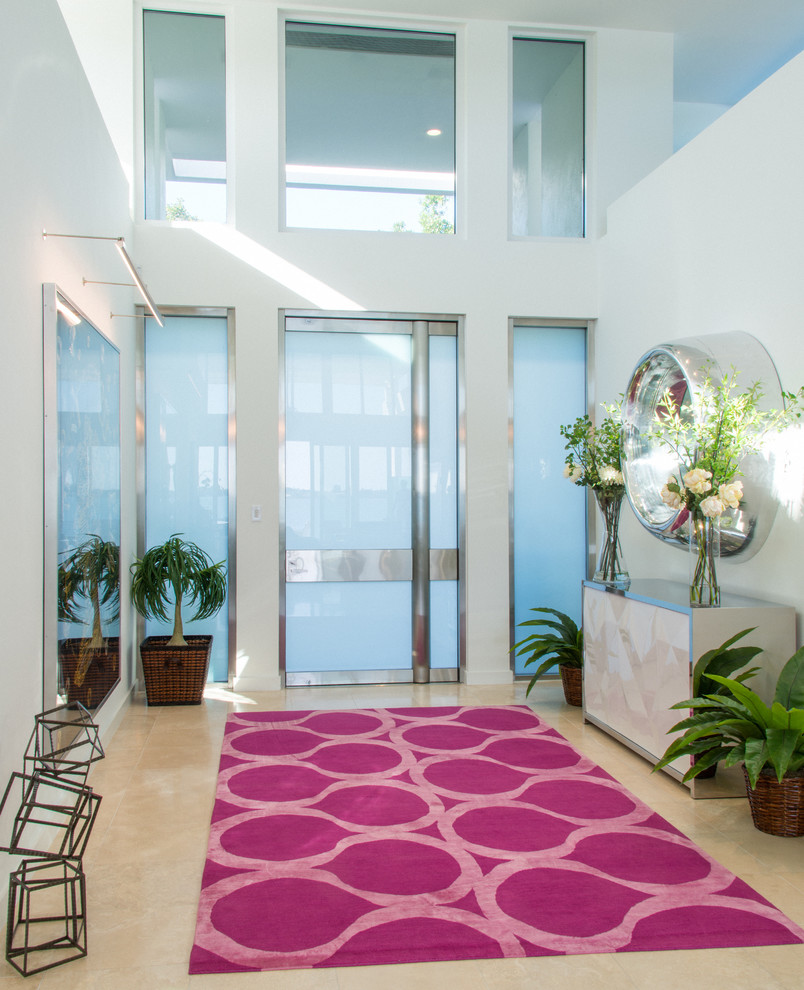 Großes Modernes Foyer mit Drehtür, weißer Wandfarbe, Travertin, Haustür aus Glas und beigem Boden in Tampa