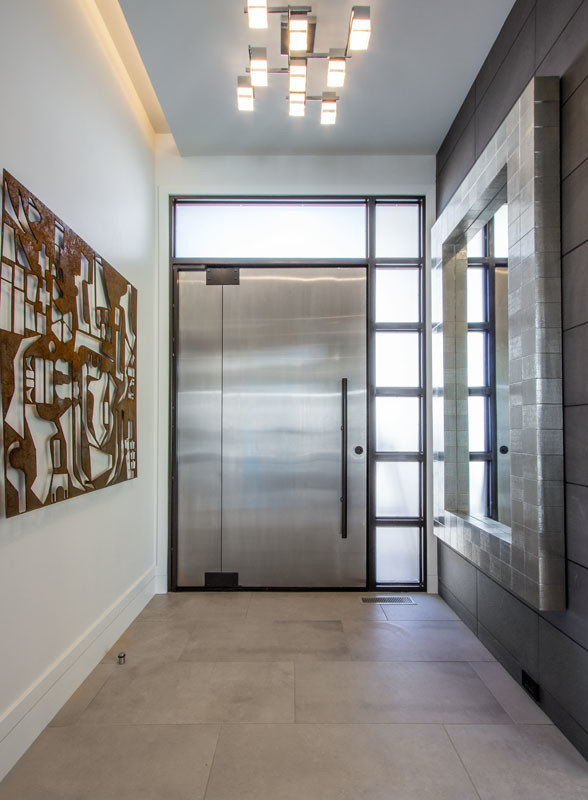 Mittelgroße Moderne Haustür mit weißer Wandfarbe, Keramikboden und Drehtür in San Francisco