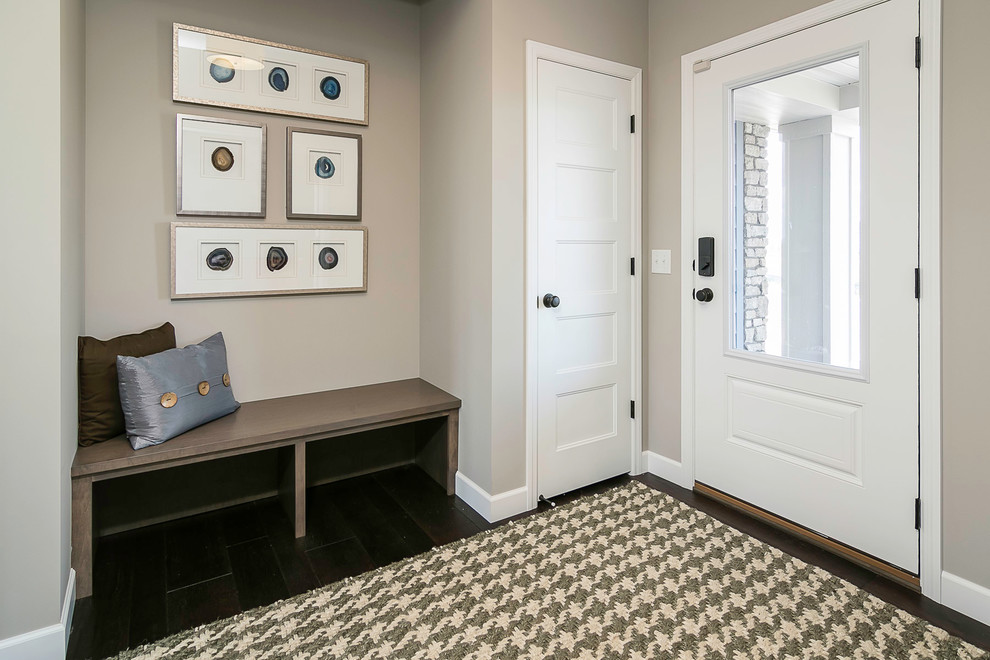 Idées déco pour une entrée classique de taille moyenne avec un couloir, un mur beige, parquet foncé, une porte simple et une porte blanche.