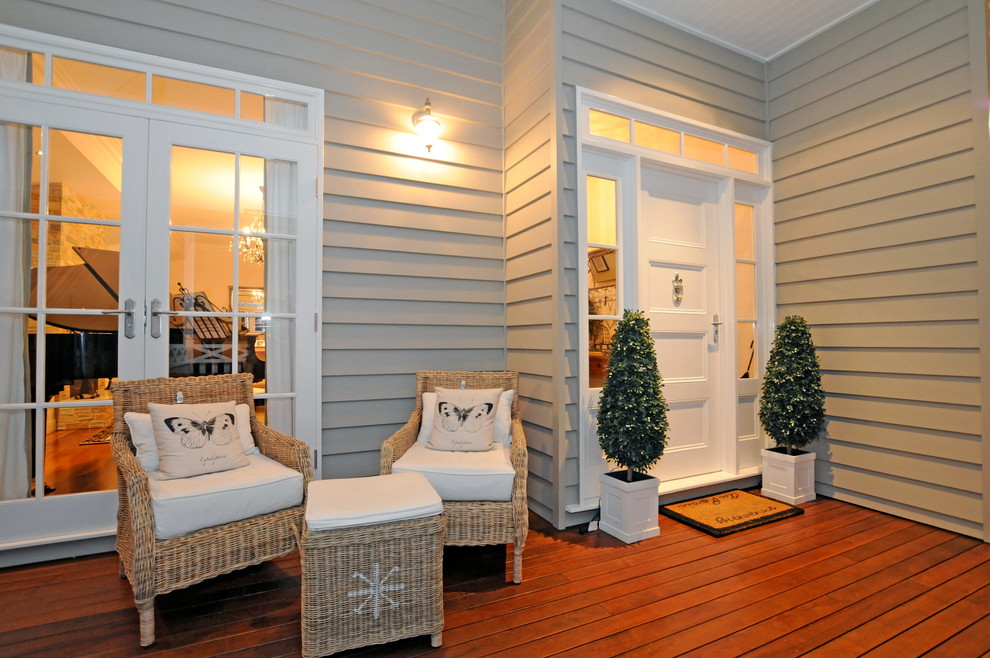 Mittelgroße Klassische Haustür mit grauer Wandfarbe, braunem Holzboden, Einzeltür und weißer Haustür in Brisbane