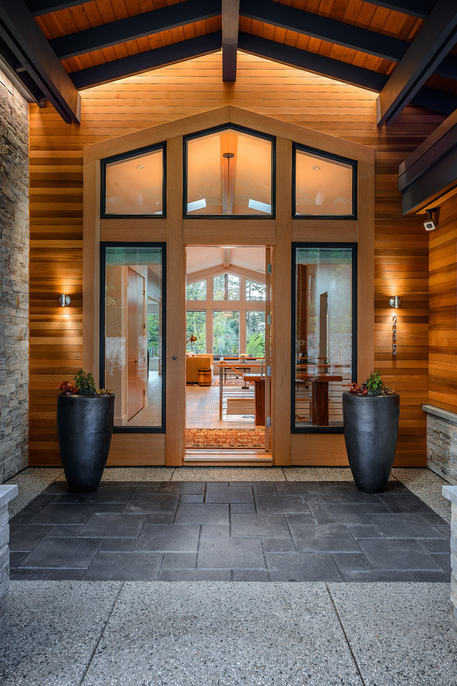 Стильный дизайн: входная дверь в современном стиле с одностворчатой входной дверью и входной дверью из светлого дерева - последний тренд