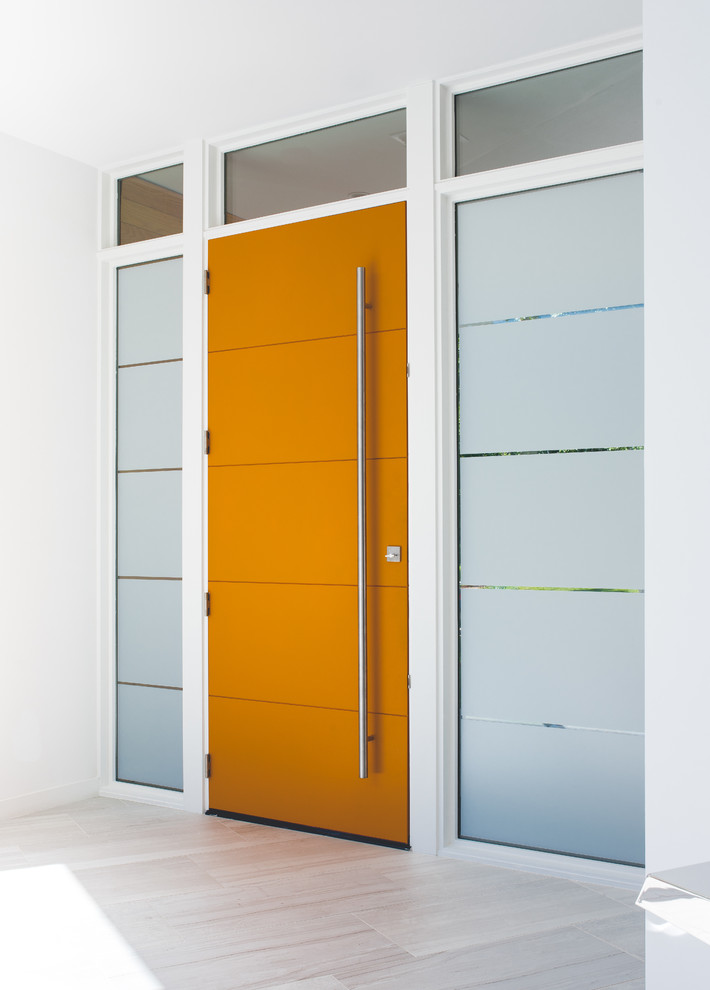 Idee per una porta d'ingresso moderna di medie dimensioni con pareti bianche, parquet chiaro, una porta singola, una porta arancione e pavimento grigio