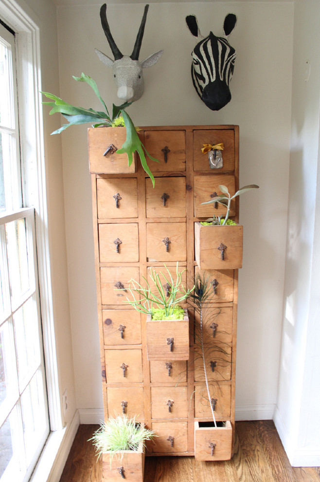 Example of a cottage chic entryway design in Los Angeles