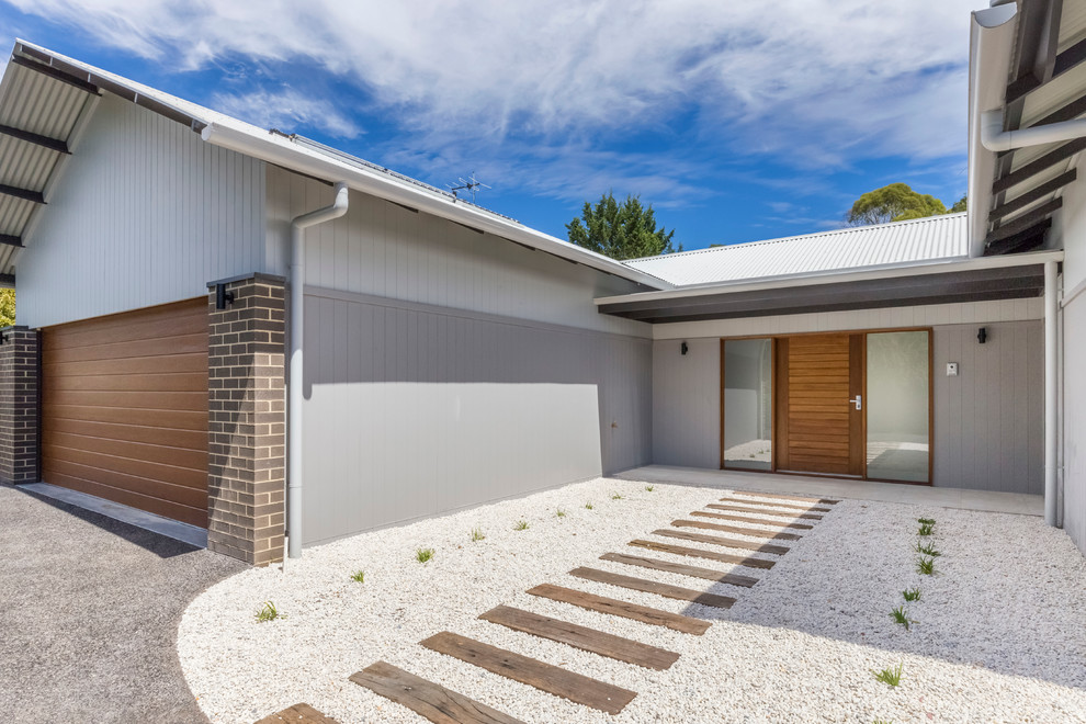 Example of a trendy entryway design in Canberra - Queanbeyan