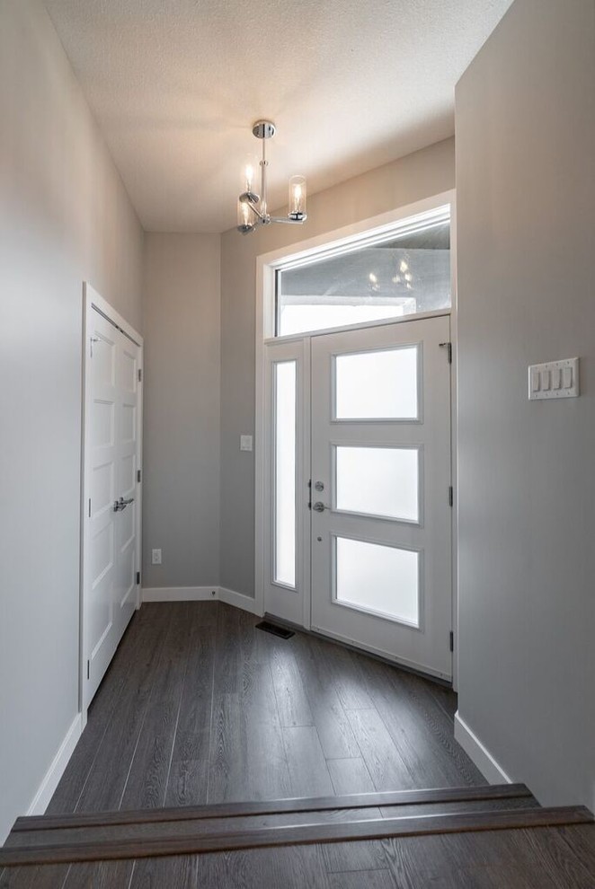 Mittelgroße Rustikale Haustür mit grauer Wandfarbe, Laminat, Einzeltür, Haustür aus Glas und braunem Boden in Sonstige
