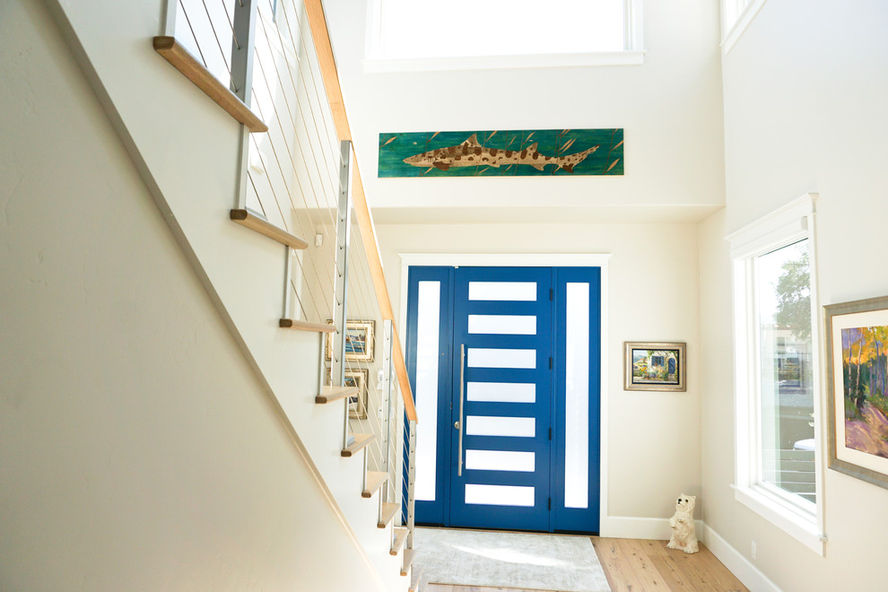 Modelo de distribuidor marinero grande con paredes beige, suelo de madera clara, puerta simple, puerta azul y suelo beige