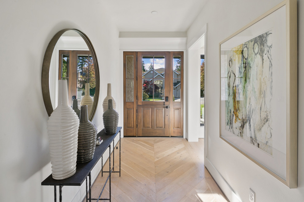 Idee per un ingresso country di medie dimensioni con pareti bianche, parquet chiaro, una porta olandese, una porta in legno bruno e pavimento beige