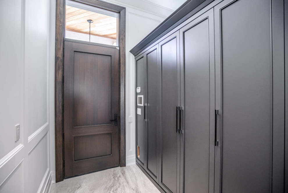 Ispirazione per un grande ingresso tradizionale con pareti bianche, pavimento in marmo, una porta singola, una porta in legno scuro e pavimento grigio