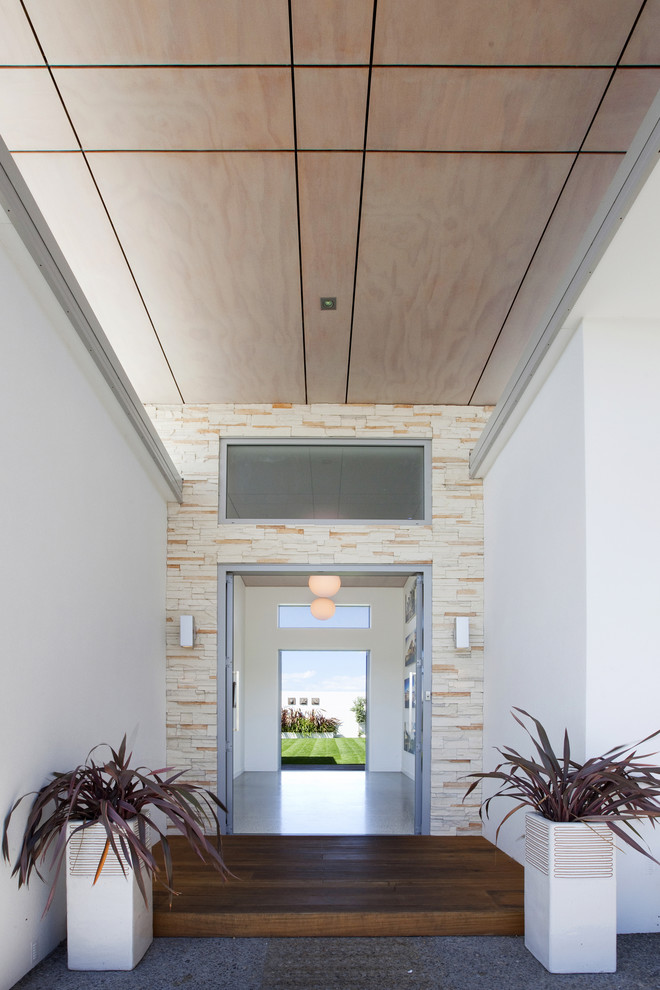 Diseño de entrada moderna con paredes blancas