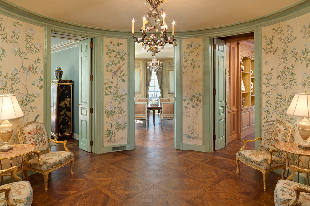 Idée de décoration pour une entrée tradition de taille moyenne avec un couloir, un mur beige, un sol en bois brun, une porte double, une porte verte et un sol marron.