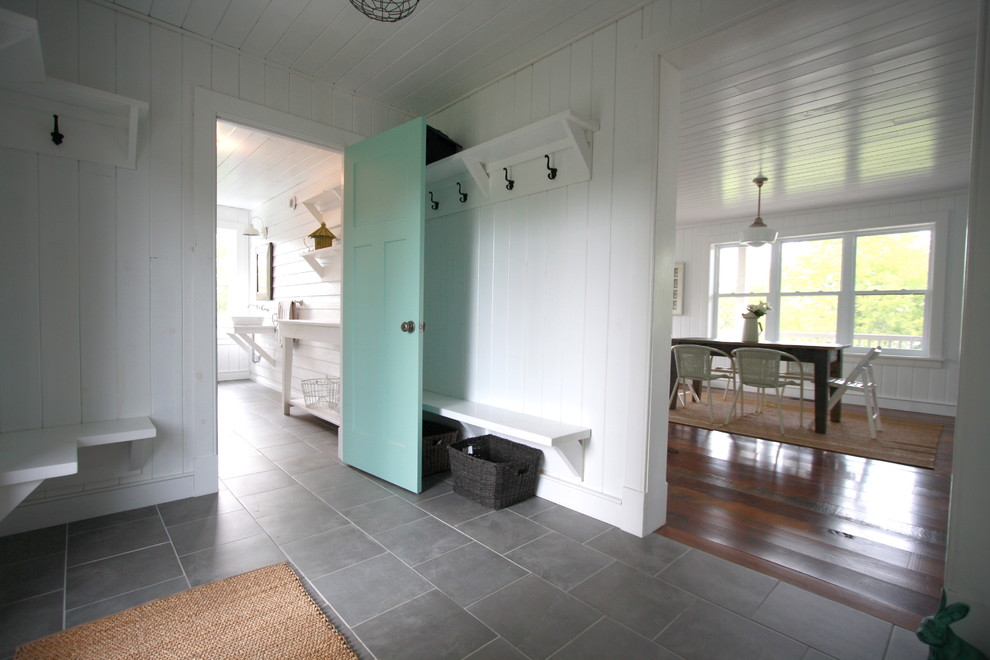 Foto på en rustik entré, med en enkeldörr, en blå dörr, skiffergolv och grått golv
