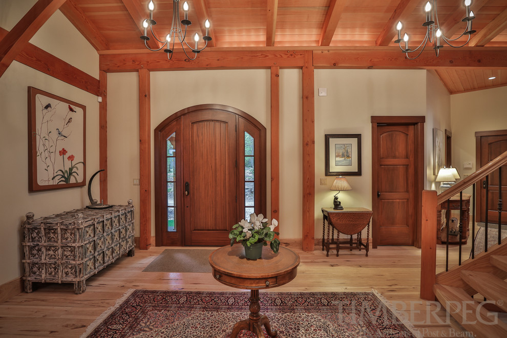 Foyer mit grauer Wandfarbe, braunem Holzboden, Drehtür und hellbrauner Holzhaustür in Boston