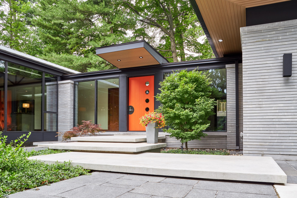 Стильный дизайн: входная дверь среднего размера в современном стиле с одностворчатой входной дверью и оранжевой входной дверью - последний тренд