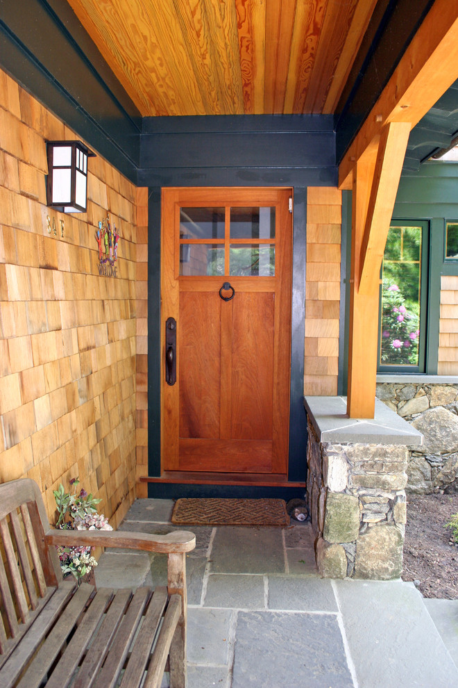 Immagine di una porta d'ingresso stile americano con una porta singola e una porta in legno bruno
