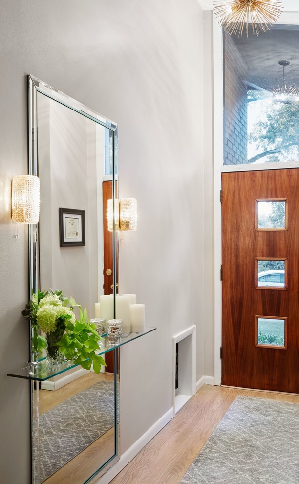 Inspiration pour une porte d'entrée vintage de taille moyenne avec parquet clair, une porte simple et une porte en bois foncé.