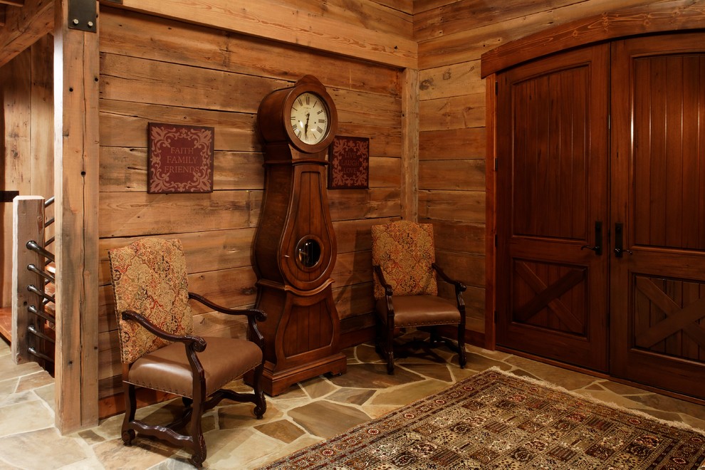 Geräumiges Uriges Foyer mit Doppeltür, dunkler Holzhaustür, brauner Wandfarbe und Schieferboden in Omaha