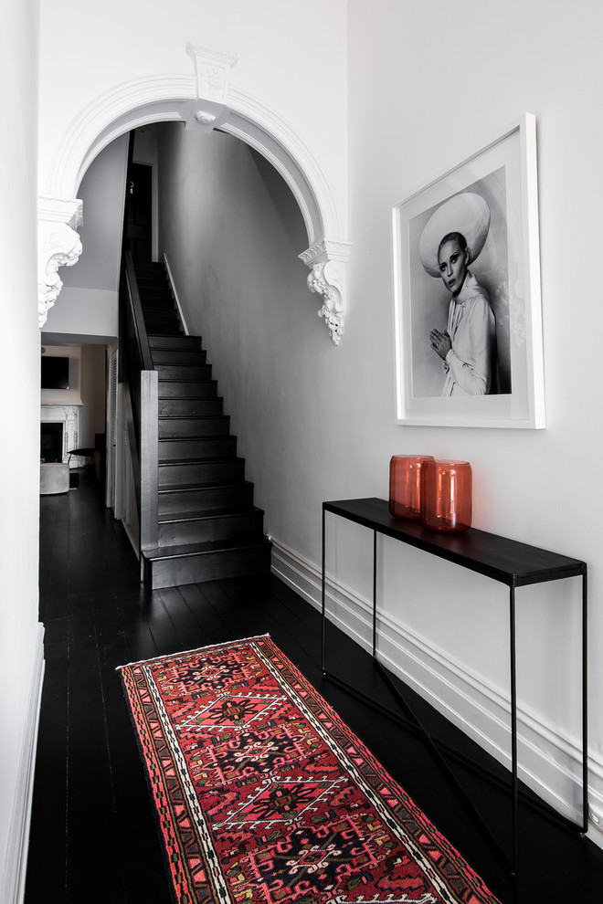 Стильный дизайн: узкая прихожая среднего размера в викторианском стиле с белыми стенами, деревянным полом и черным полом - последний тренд