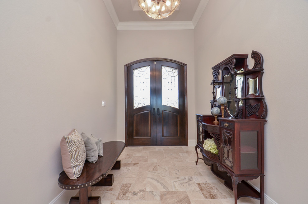 Esempio di un ingresso tradizionale di medie dimensioni con pareti beige, pavimento in travertino, una porta a due ante, una porta in legno scuro, pavimento beige e soffitto ribassato
