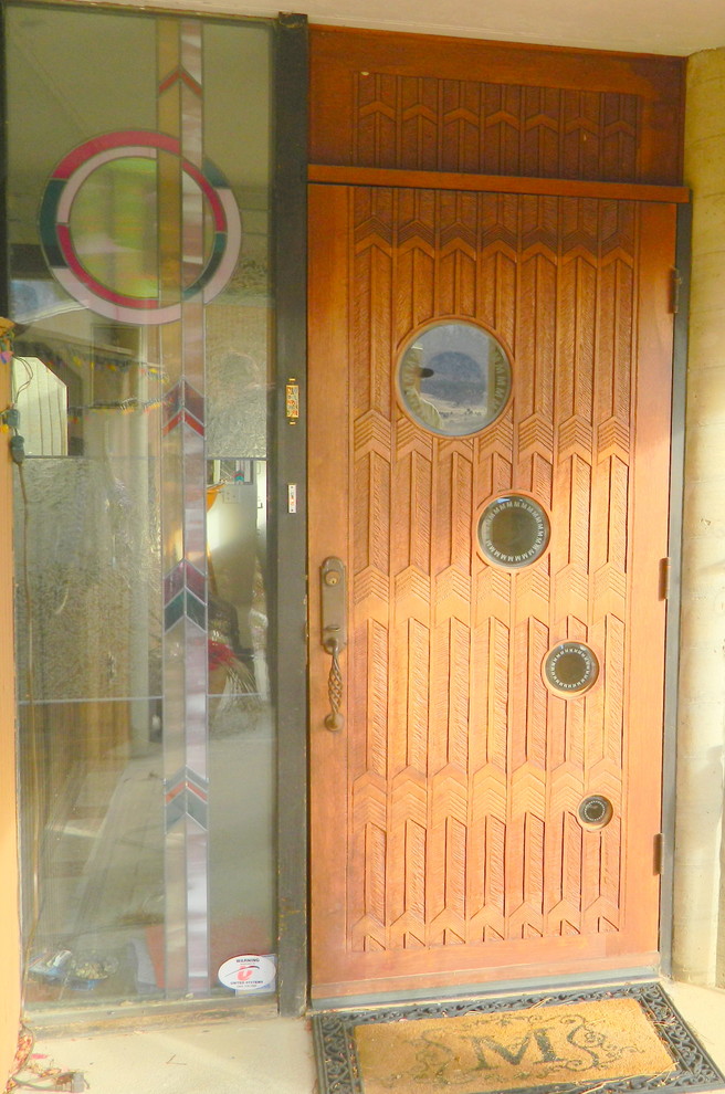 Идея дизайна: входная дверь среднего размера в стиле фьюжн с одностворчатой входной дверью и входной дверью из дерева среднего тона
