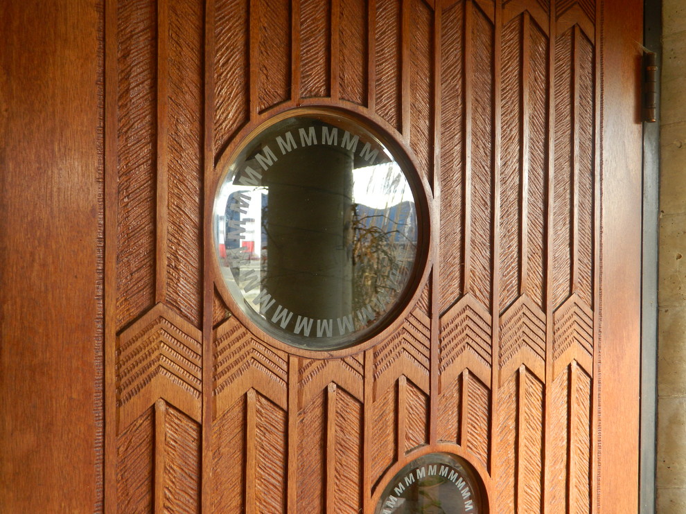 На фото: входная дверь среднего размера в стиле фьюжн с одностворчатой входной дверью и входной дверью из дерева среднего тона с
