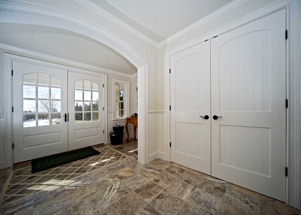 Exemple d'une grande porte d'entrée chic avec un mur blanc, un sol en marbre, une porte double et une porte blanche.