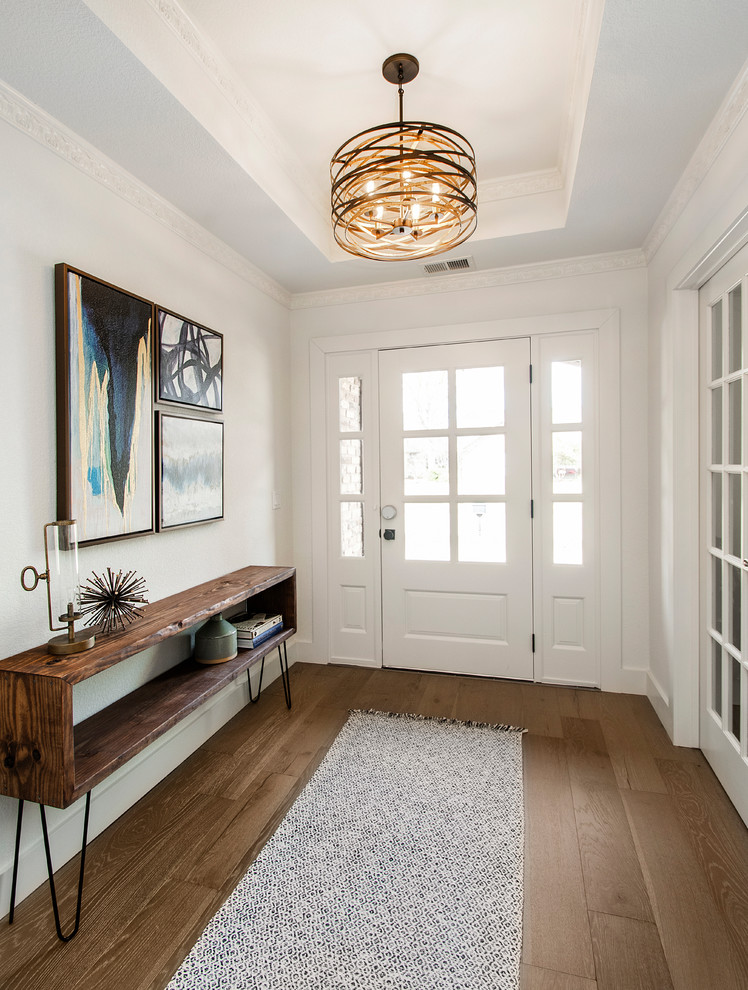 Mittelgroße Moderne Haustür mit weißer Wandfarbe, dunklem Holzboden, Einzeltür, weißer Haustür und braunem Boden in Dallas