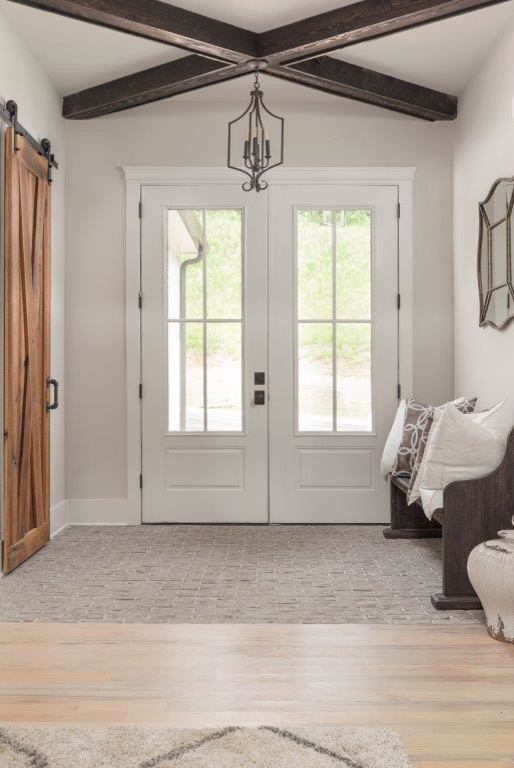 Стильный дизайн: фойе среднего размера в стиле кантри с серыми стенами, кирпичным полом, двустворчатой входной дверью, белой входной дверью и бежевым полом - последний тренд