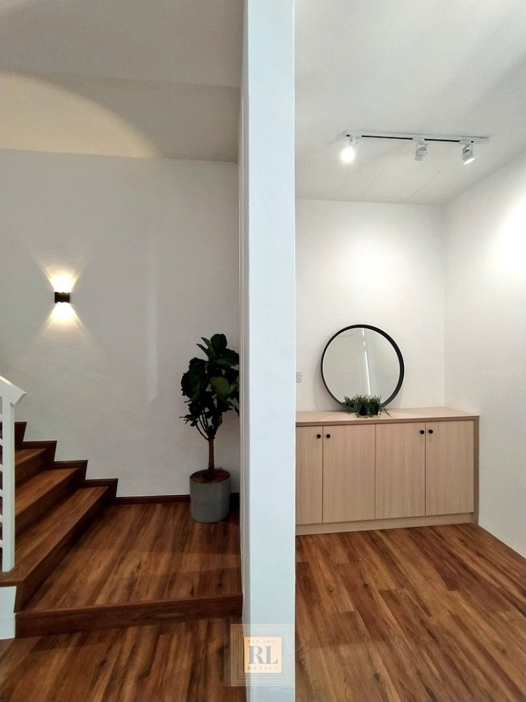 Aménagement d'une entrée scandinave de taille moyenne avec un couloir, un mur blanc, un sol en vinyl, une porte simple, une porte marron et un sol marron.