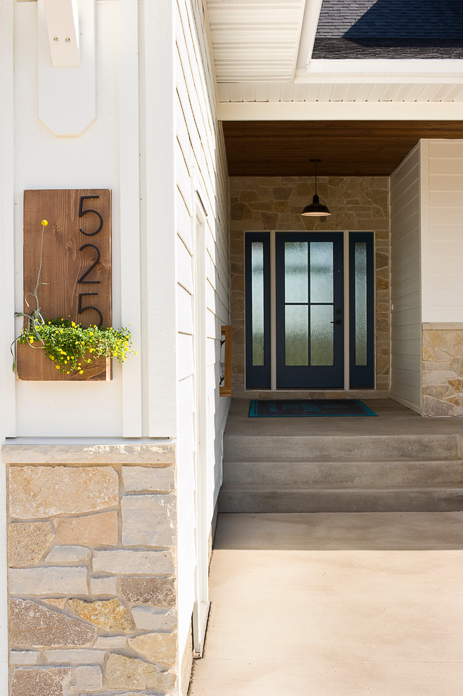 Источник вдохновения для домашнего уюта: большая входная дверь в стиле неоклассика (современная классика) с серыми стенами, полом из ламината, одностворчатой входной дверью, синей входной дверью и коричневым полом