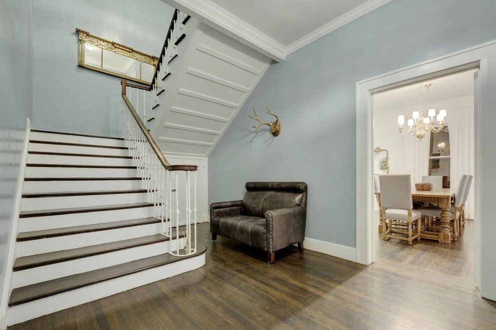 Großes Klassisches Foyer mit blauer Wandfarbe, dunklem Holzboden, Einzeltür, Haustür aus Metall, braunem Boden, eingelassener Decke und Treppe in Austin