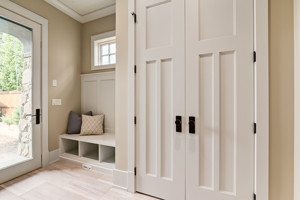 Foto de vestíbulo posterior de estilo americano de tamaño medio con paredes beige, suelo de madera en tonos medios, puerta simple y puerta blanca