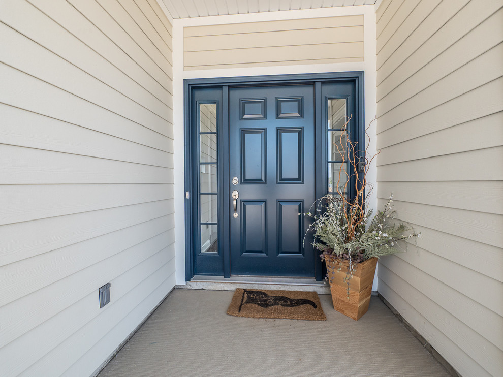 Inspiration för en mellanstor amerikansk ingång och ytterdörr, med en enkeldörr, en blå dörr och beige väggar