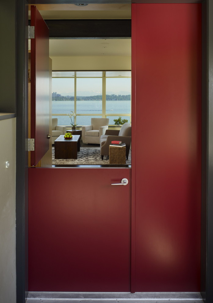 Idee per un ingresso o corridoio minimalista con una porta olandese e una porta rossa