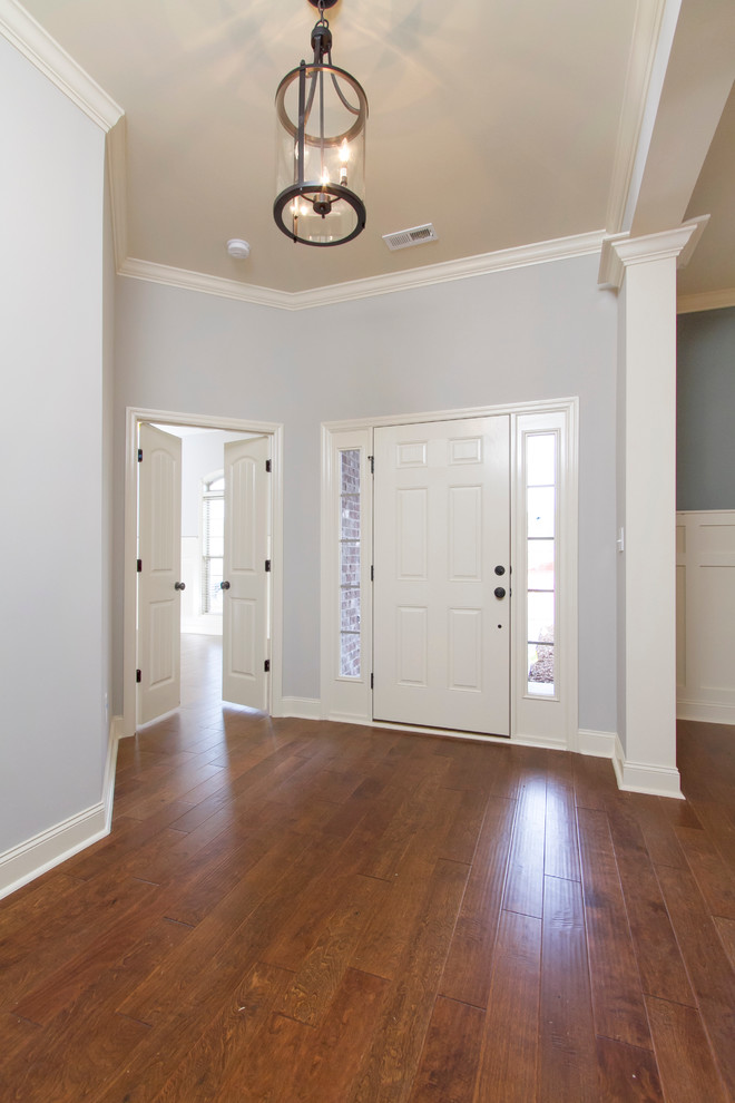 Inspiration pour une porte d'entrée craftsman de taille moyenne avec une porte simple et une porte en bois brun.